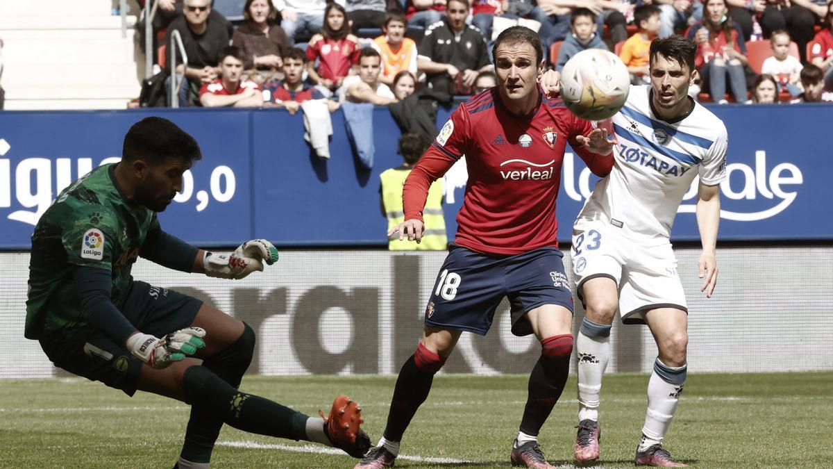 El jugador del Osasuna Kike Barja y el defensa del Alavés Ximo Navarro.