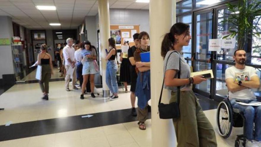 Colas en la Escuela Oficial de Idiomas para hacer la matrícula: “Está siendo una locura”