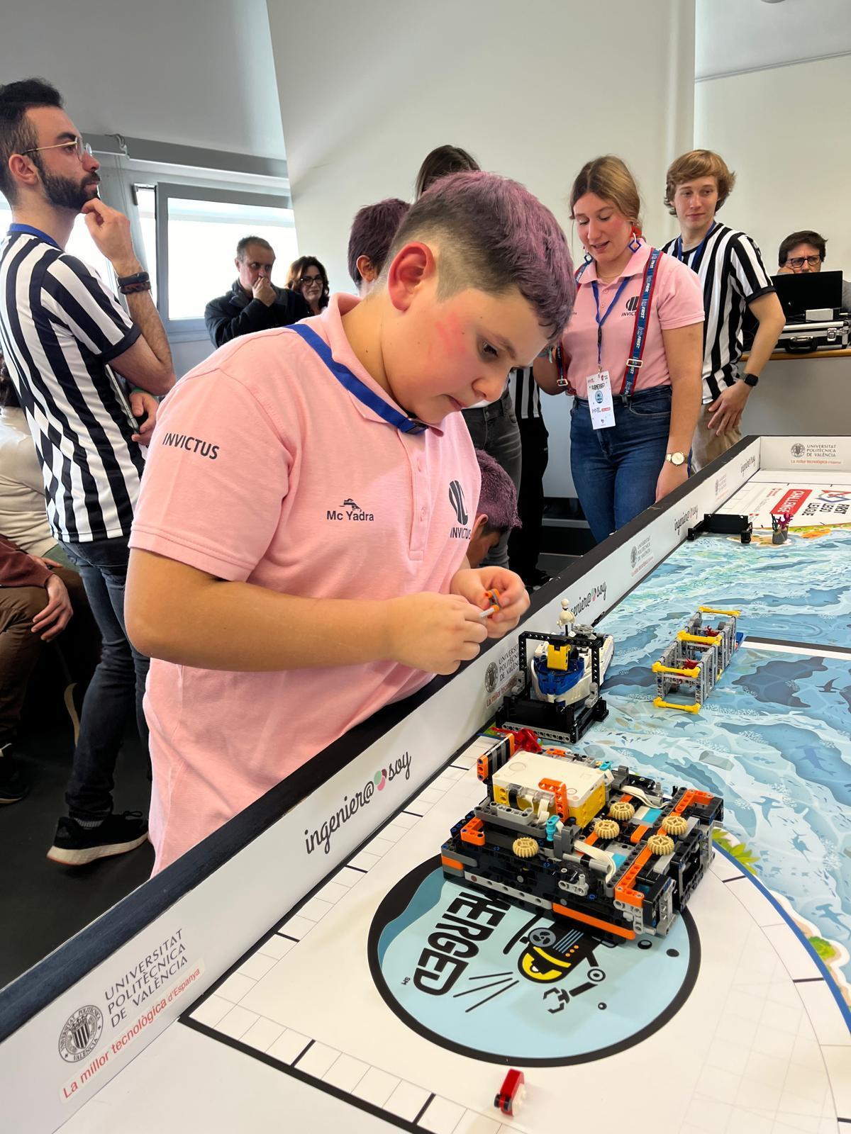Nacho, uno de los integrantes de Invictus, manipula el robot durante la competición.