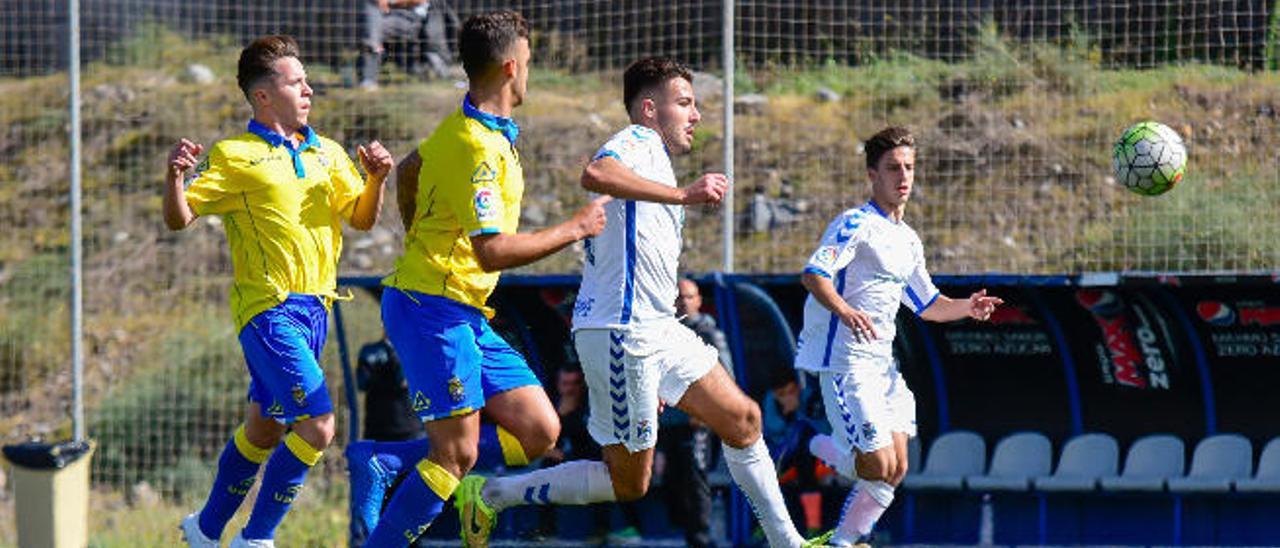 Yerai y Jeremi, en uno de los ataques de la UD Las Palmas en la primera parte.