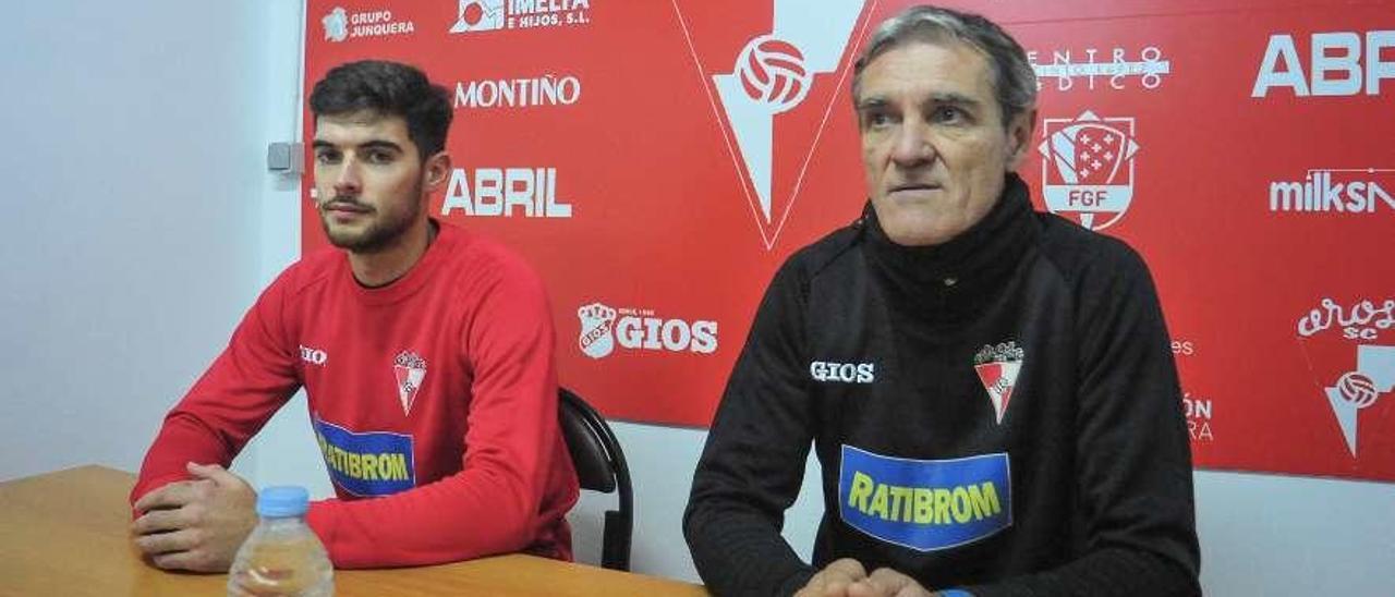 Iago Martínez junto a Rafa Sáez, ayer en la rueda de prensa en A Lomba. // I. Abella