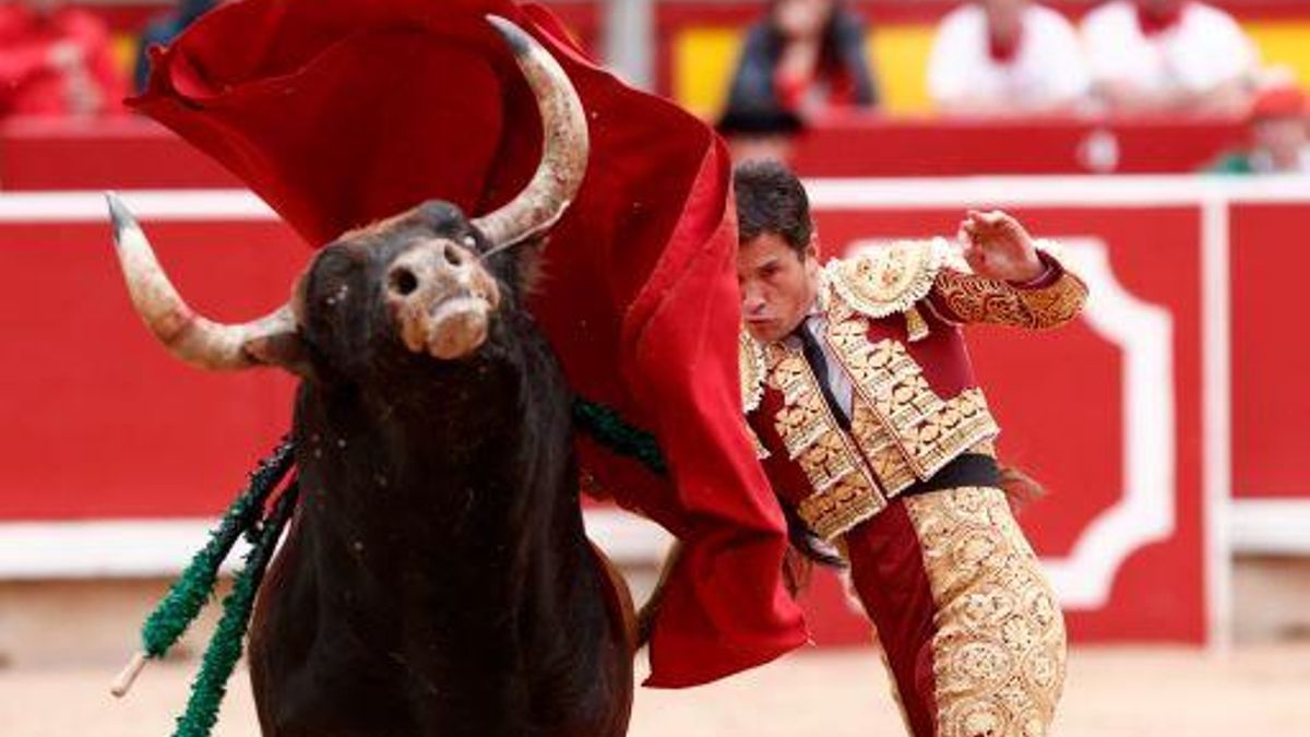 El torero Daniel Luque durante la lidia a su primer toro de la tarde en la tercera de abono de los Sanfermines