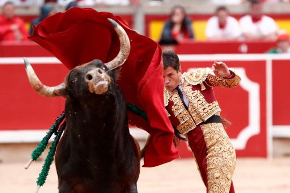 El torero Daniel Luque durante la lidia a su primer toro de la tarde en la tercera de abono de los Sanfermines