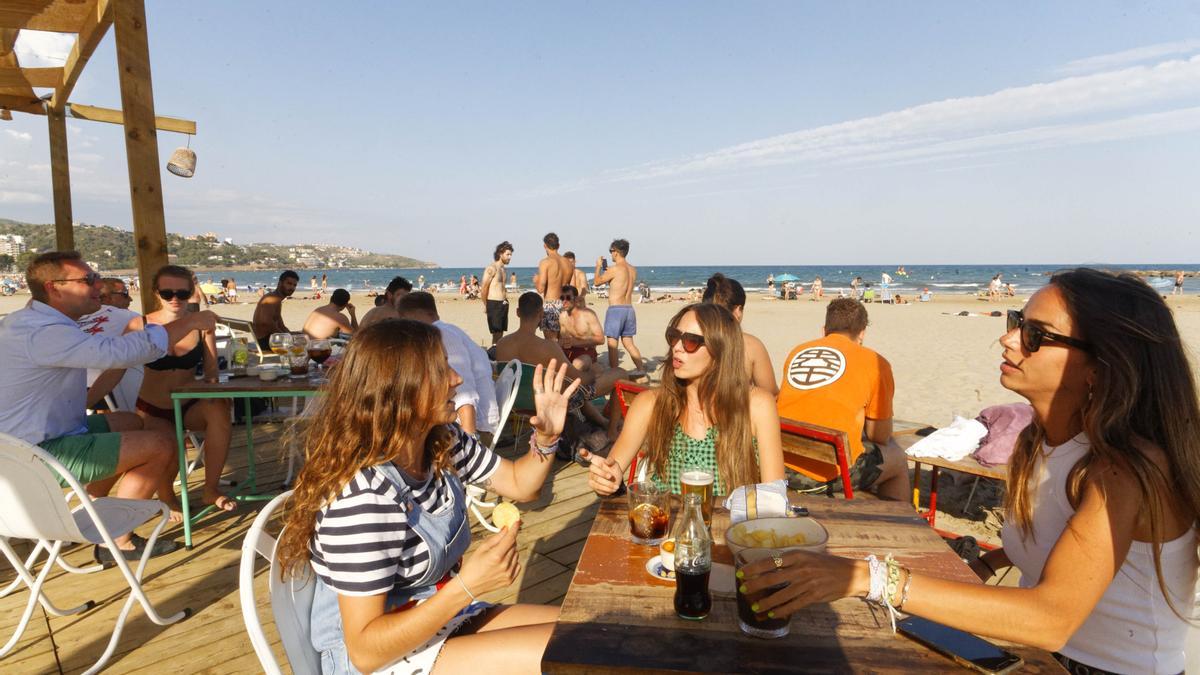 Afluencia este lunes en un chiringuito de la playa de Benicàssim