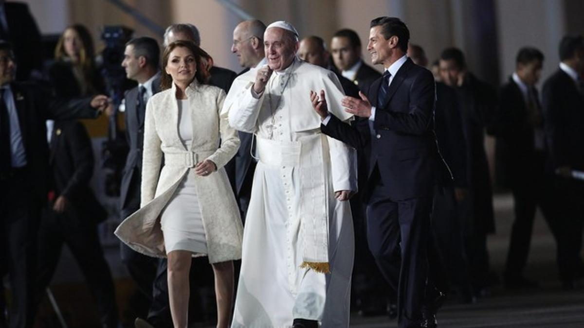 El Papa Francisco, a su llegada al aeropuerto internacional de México recibido por el presidente Enrique Peña Nieto.