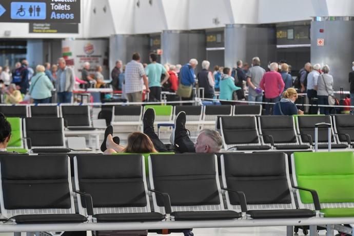 26-03-20  GRAN CANARIA. AEROPUERTO DE GRAN CANARIA. INGENIO TELDE. . Efecto del Covid-19 en el Aeropuerto de Gran Canaria, plataforma de aparcamiento de aviones vacía, últimos turistas y últimos en llegar.  Fotos: Juan Castro.