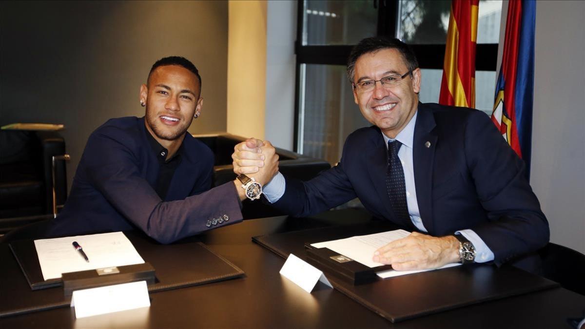 Bartomeu y Neymar, en la renovación por el Barça firmada en el 2016.