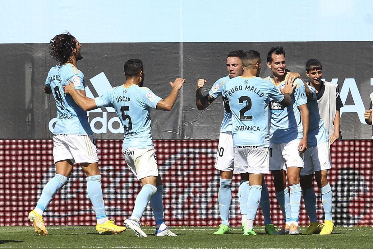 VIGO (PONTEVEDRA), 13/08/2022.- El delantero del Celta de Vigo, Iago Aspas (3i), celebra el gol marcado ante el Espanyol, en el partido de la primera jornada de Liga celebrado en el estadio Balaídos de Vigo. EFE/Salvador Sas