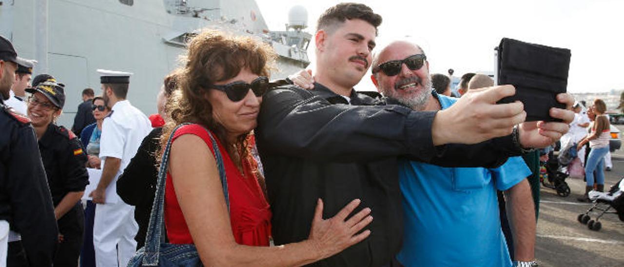 Uno de los miembros de la Armada se hace una foto junto a allegados antes de partir hacia Yibuti.