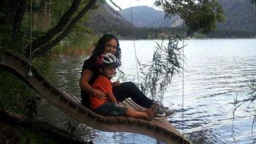 María José Congost, en el lago Weißensee, posa junto al mayor de los pequeños a los que cuida, Fabián.