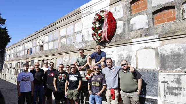Un momento de la ofrenda floral sobre la tumba de Anselmo López en el cementerio de Ceares. | MARCOS LEÓN