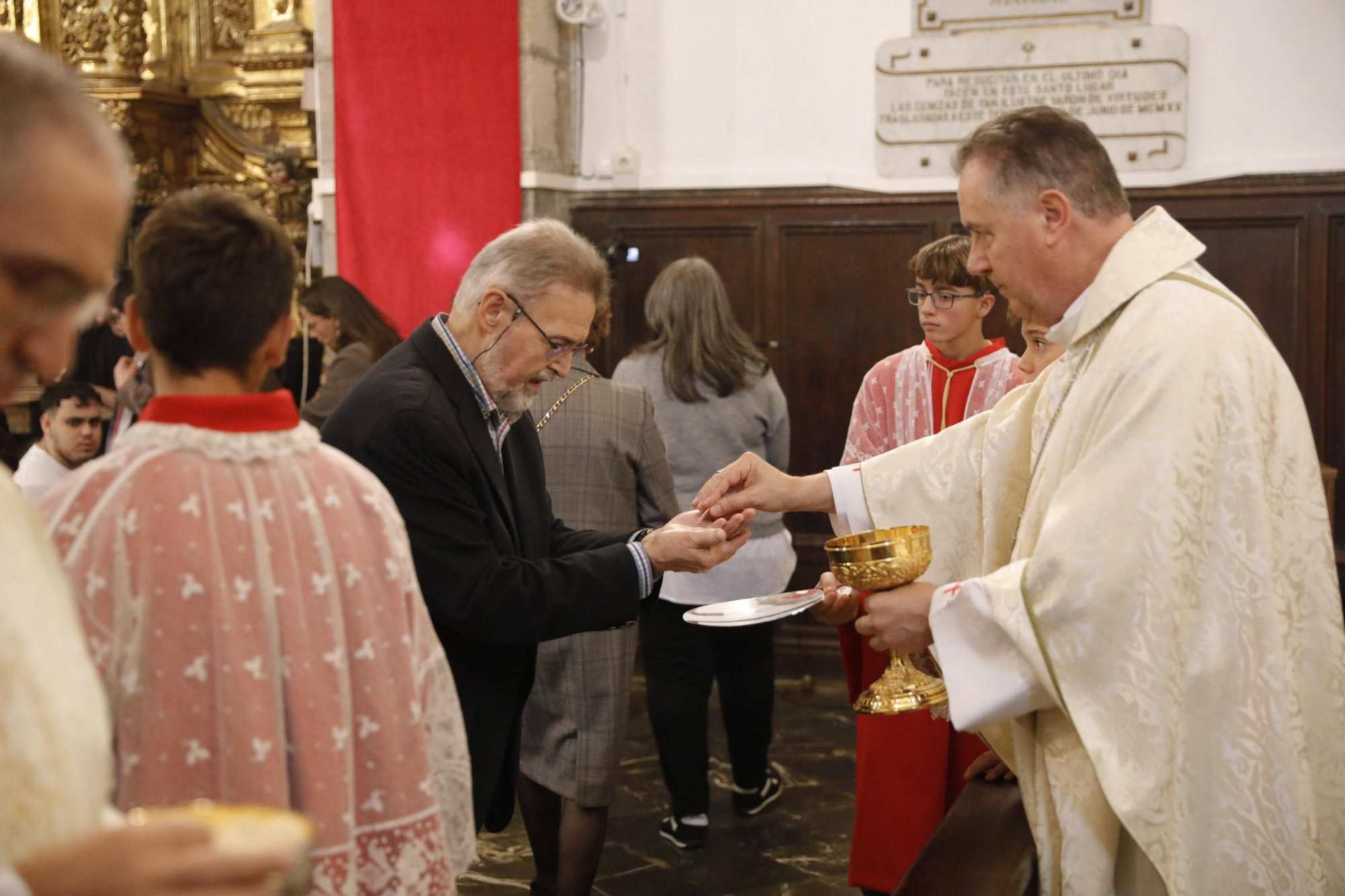 El cardenal Ángel Fernández Artime oficia la primera misa cardenalicia de Gozón en el día de Todos los Santos en la parroquia de Santa María de Luanco