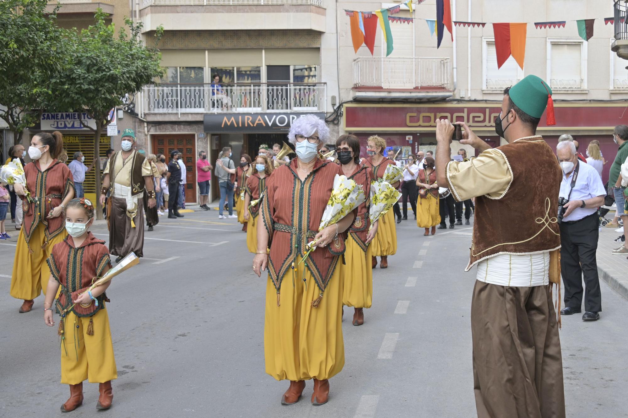 Crevillent celebra el primer desfile de Moros y Cristianos en la provincia con mascarilla
