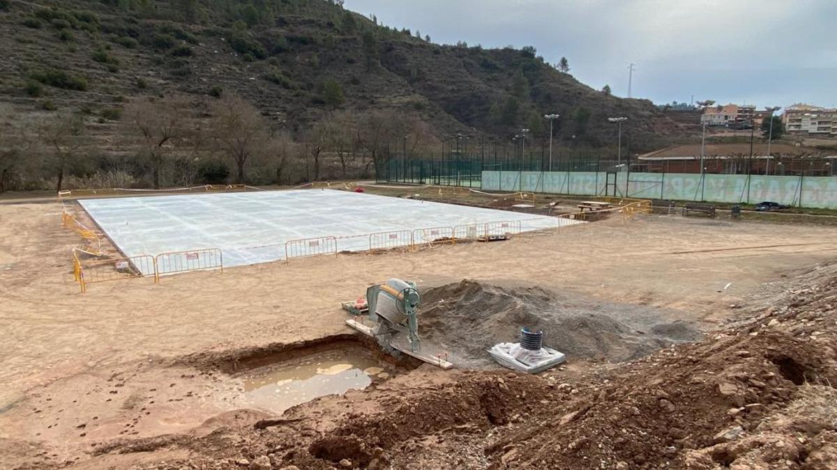 Terreny de darrera les pistes de tennis de Sallent, preparat per rebre l'envelat