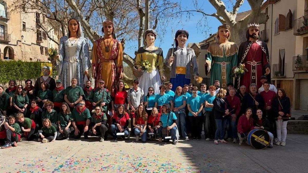 La nova geganta al centre de la fotografia de família