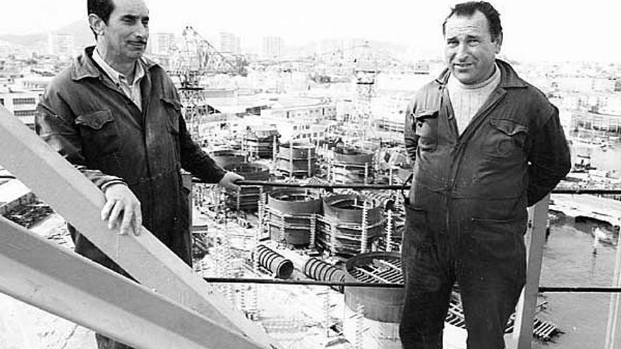Manuel Barros (izda), en el astillero Barreras, junto a un compañero gruero en 1973