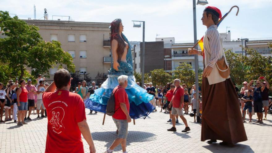 La cercavila gegantera és un dels actes que més expectació aixeca entre els estrangers. | AJ. ROSES