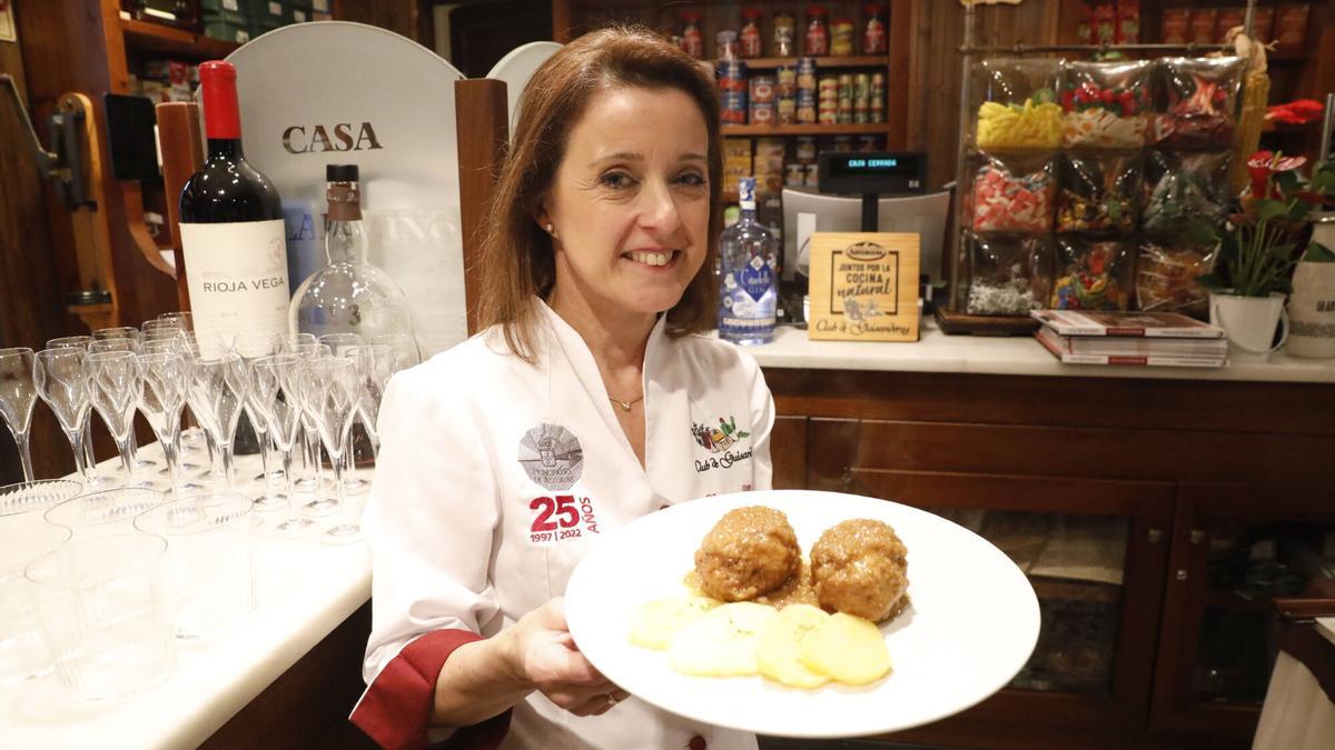 Ramona Menéndez, en Casa Belarmino, con un plato de bonito.