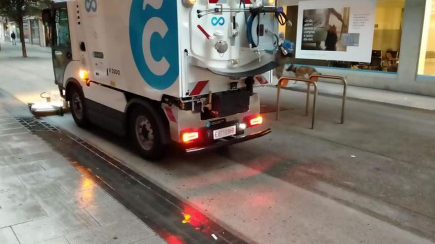 Los trabajadores de la limpieza reclaman al menos dos máquinas adicionales para fregar las calles
