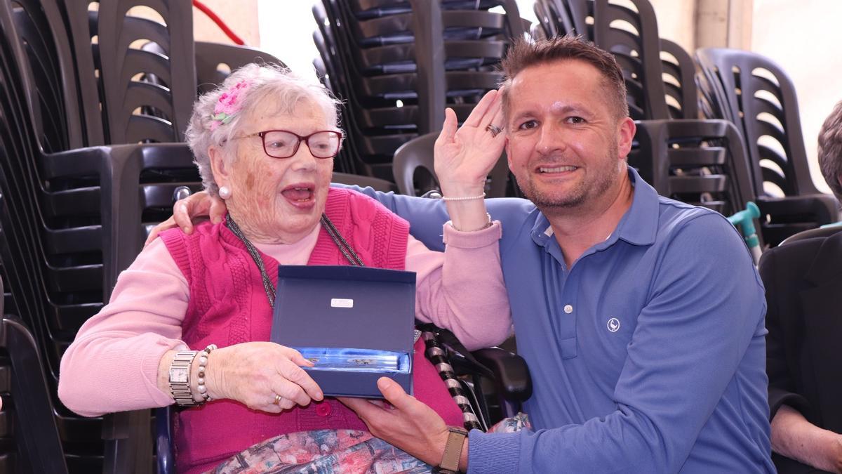 Emérita Pernas recibe una placa del concejal Miguel Prado.