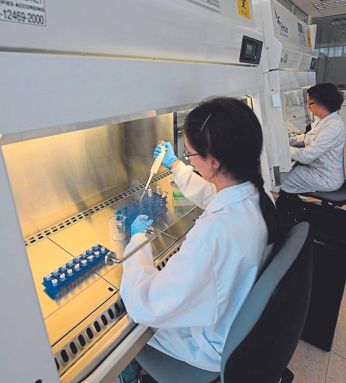 Investigadoras del Centro de Nanotecnología de El Entrego