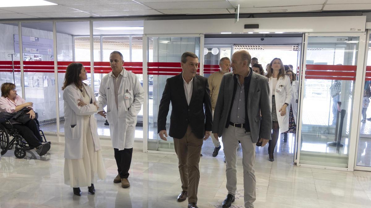 El conseller de Sanitat, Marciano Gómez, en la visita al hospital Lluís Alcanyís de Xàtiva.