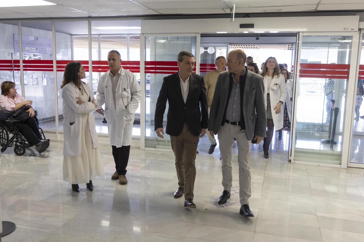 El conseller de Sanitat, Marciano Gómez, en la visita al hospital Lluís Alcanyís de Xàtiva.