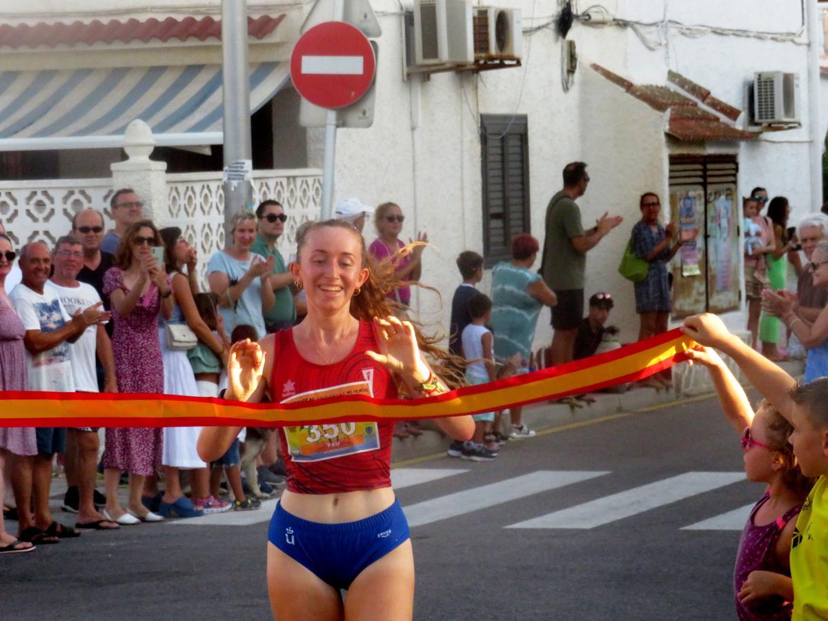 La ganadora, Paula Villaverde, entrando en meta