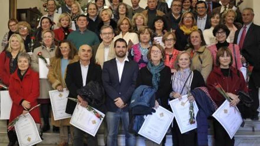 Los homenajeados, en las escalinatas del ayuntamiento.