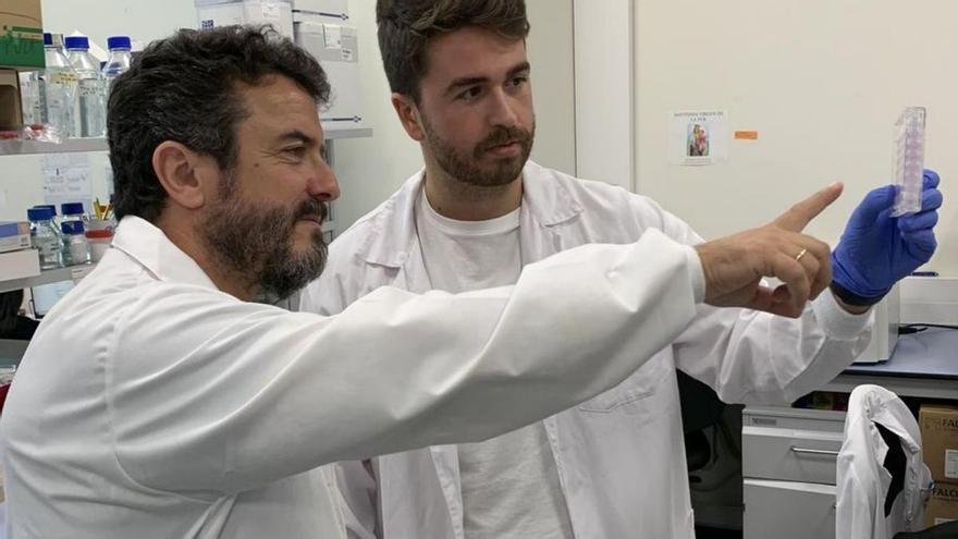 Manuel Collado con un miembro del laboratorio que lidera en el IDIS