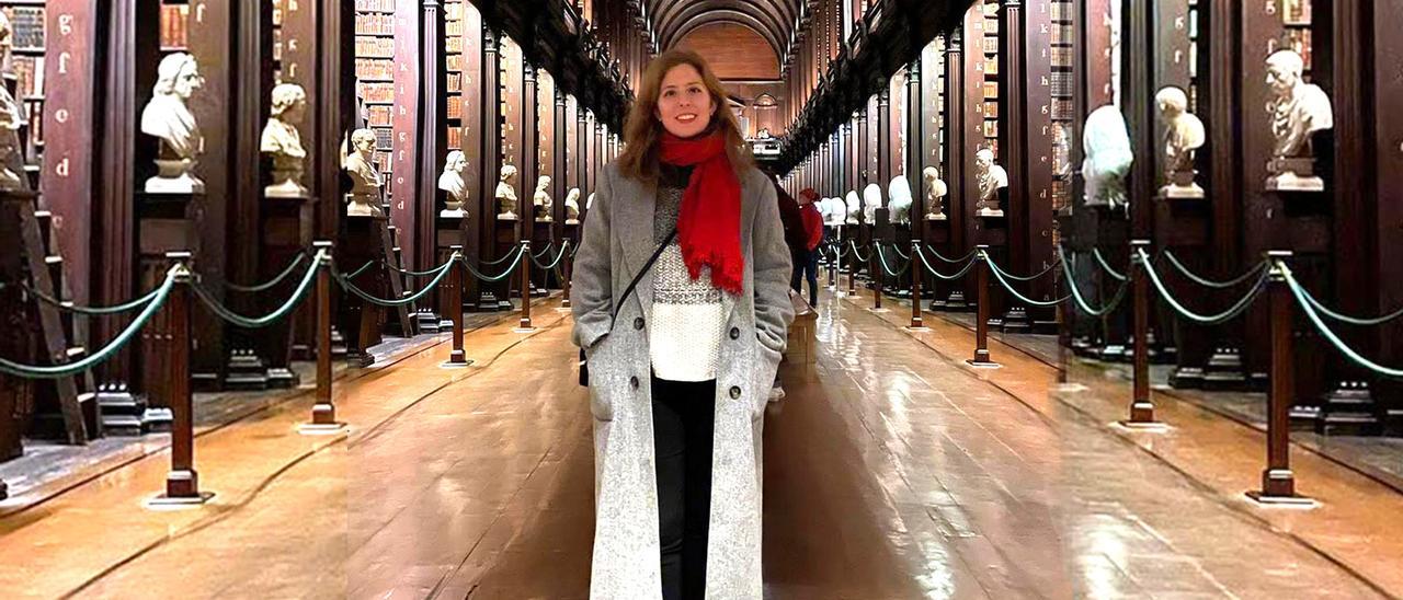 Lorena García, en la impresionante biblioteca del Trinity College de Dublín.