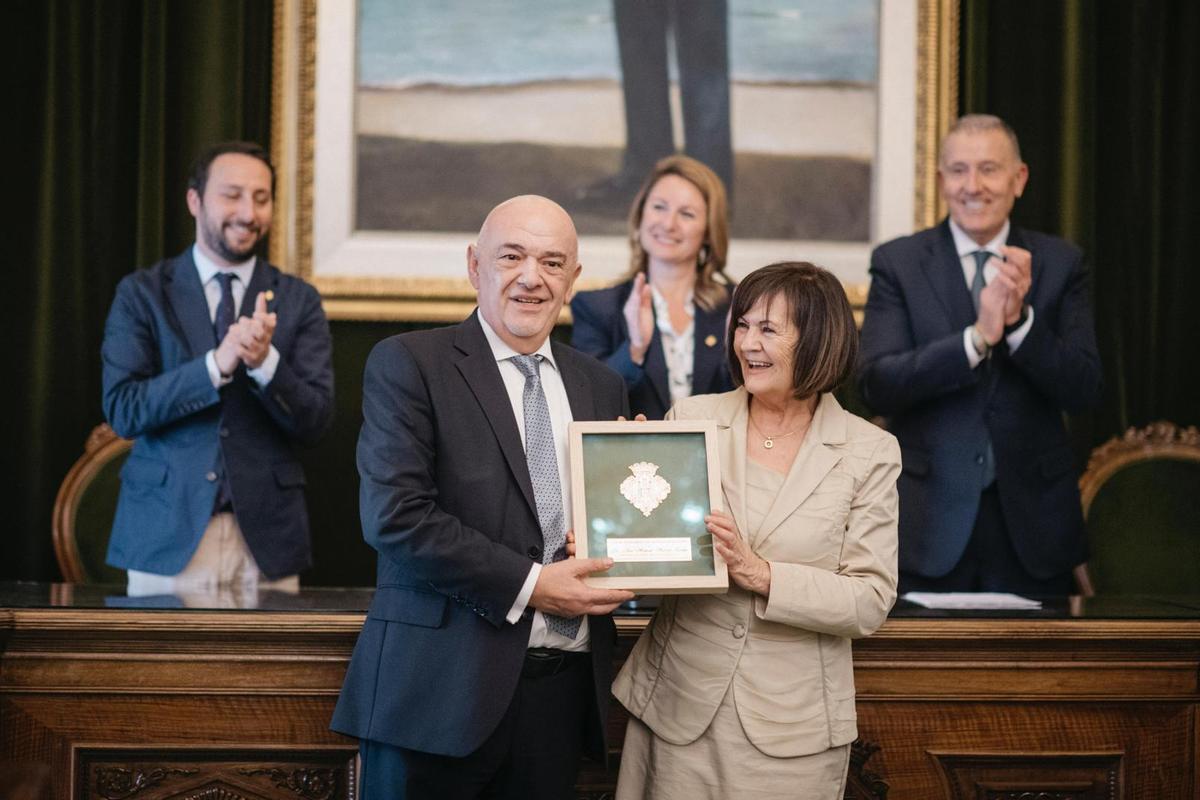 José Manuel Medall, el día de su homenaje en el Ayuntamiento, junto a su mujer.