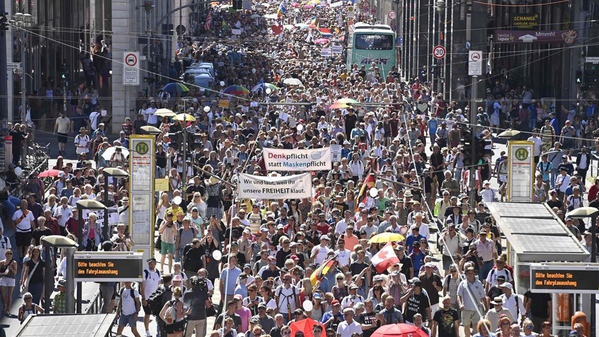 Manifestación de 15000 personas en Berlín, para protesta contra las restricciones impuestas para frenar la pandemia de coronavirus