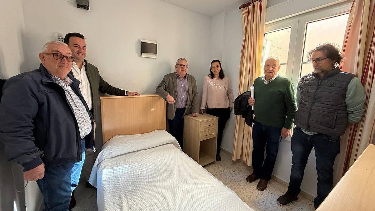 Acto de entrega de las mesitas de noche en la residencia.