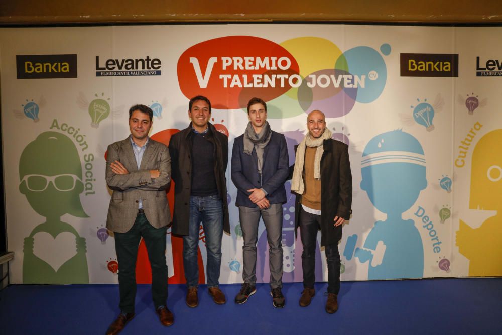 Los invitados posan en el photocall de los premios Talento Joven CV.