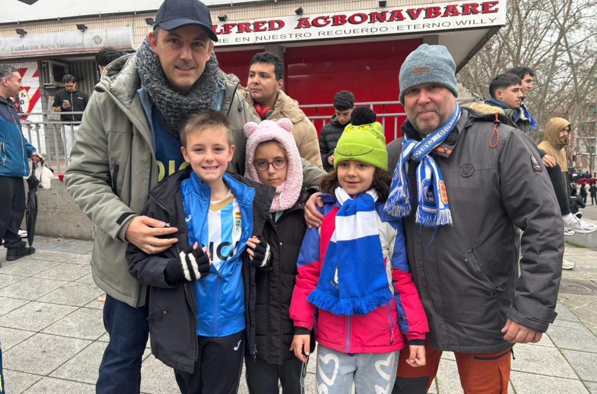 Por la izquierda, José María Resa, Alonso Resa, Elisa Resa, Nora de Santos y Carlos de Santos, ayer, en Vallecas.