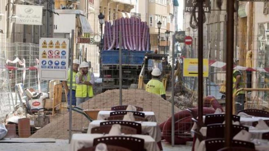 Imagen actual de las obras del colector en el centro de Alicante.