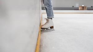 Patinador en pista de hielo