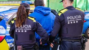 Dos agentes de la Guardia Urbana de Barcelona practicando una detención.