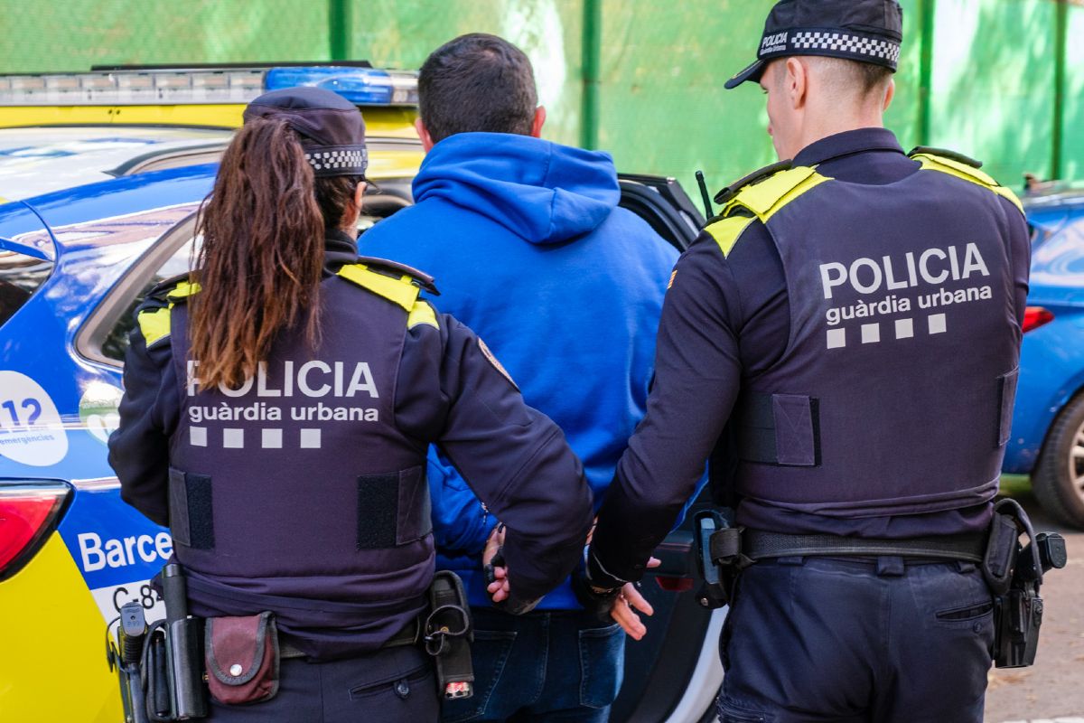 Dos agentes de la Guardia Urbana de Barcelona practicando una detención.