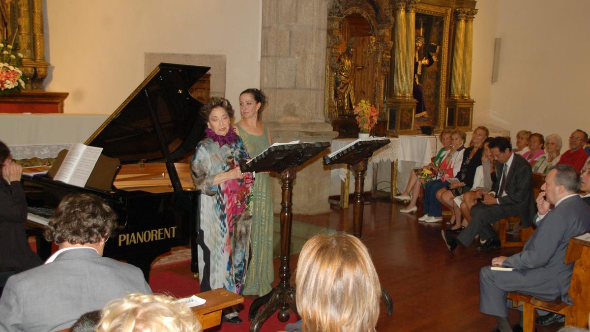 Teresa Berganza en un momento de su actuación en Puebla de Sanabria.