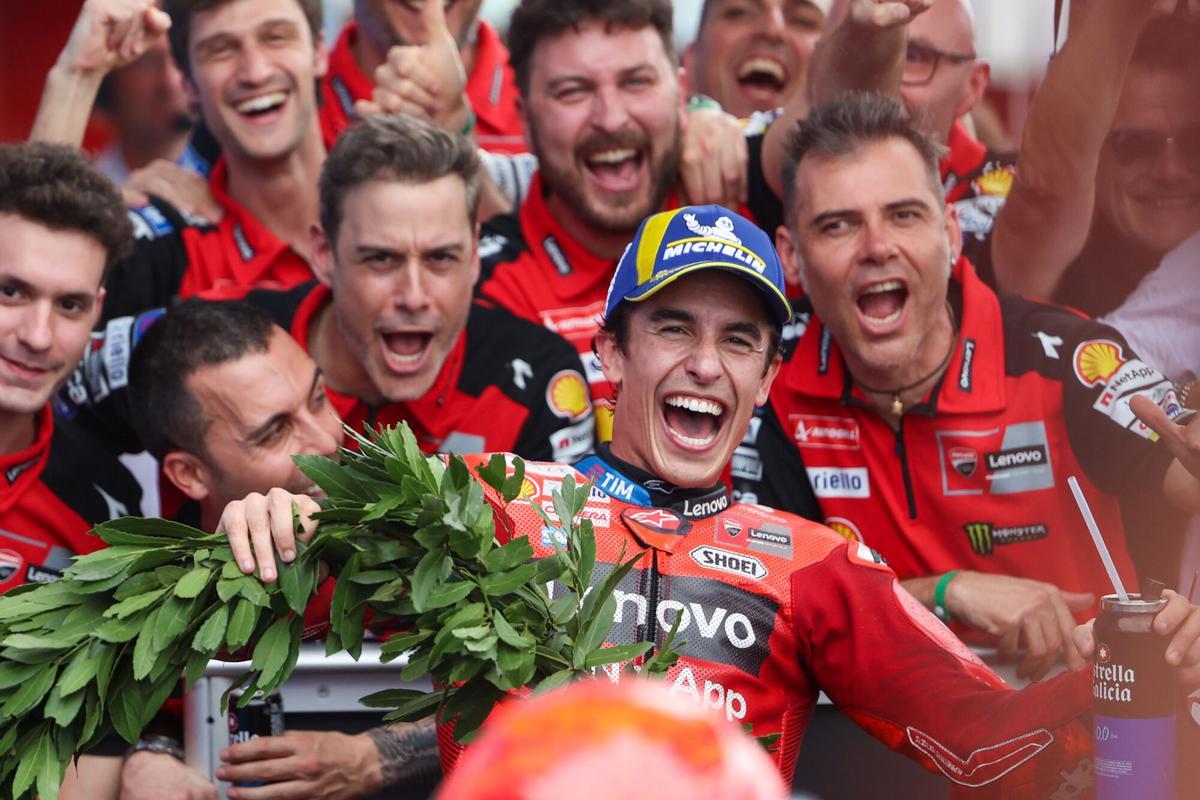 El español Marc Márquez, de Ducati Lenovo, celebra al ganar del Gran Premio de Argentina de MotoGP 2025 este domingo, en el Circuito de Termas de Rio Hondo en Santiago del Estero (Argentina). EFE/ Juan Ignacio Roncoroni