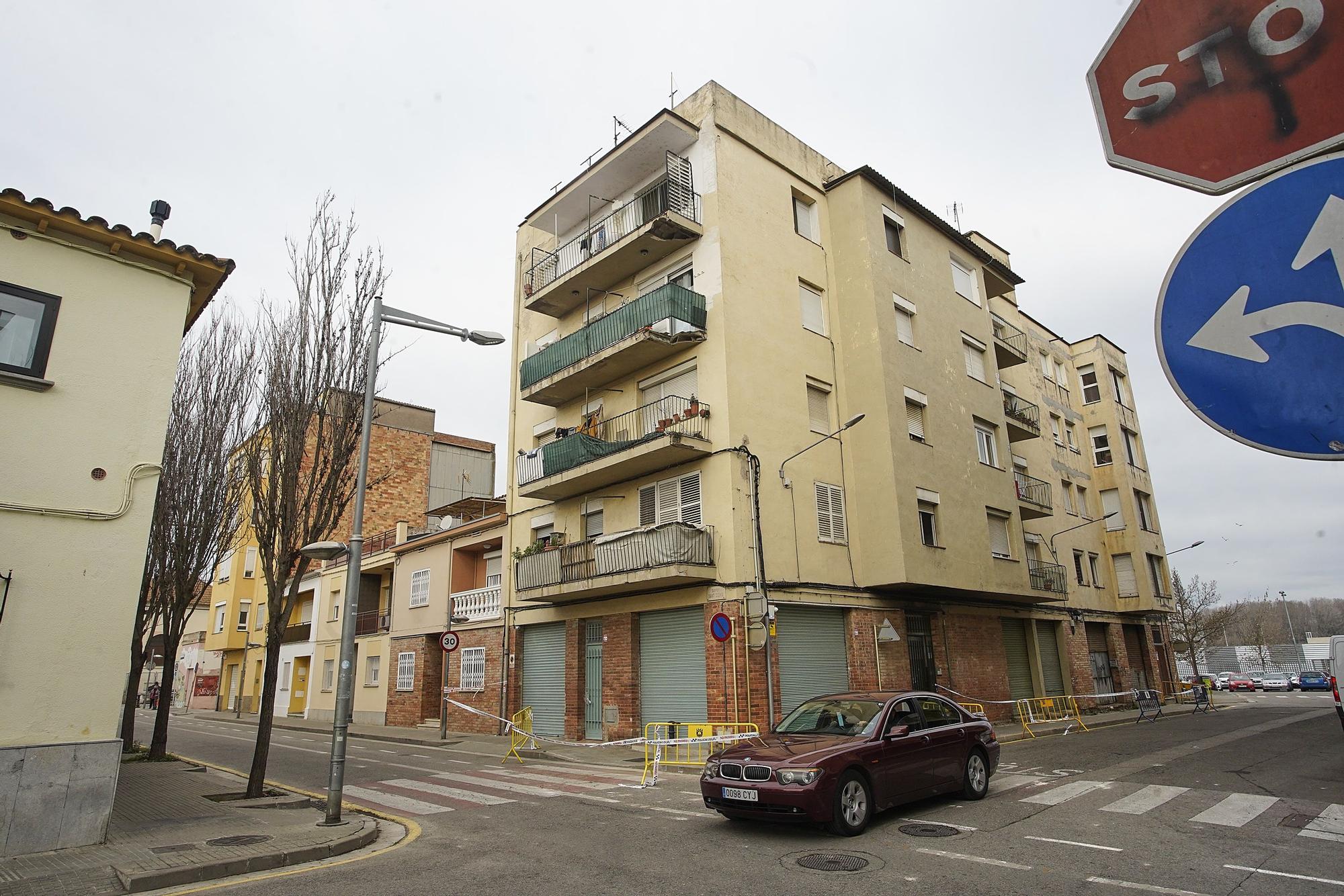 Es desprenen parts de dos balcons d'un bloc de pisos de Salt