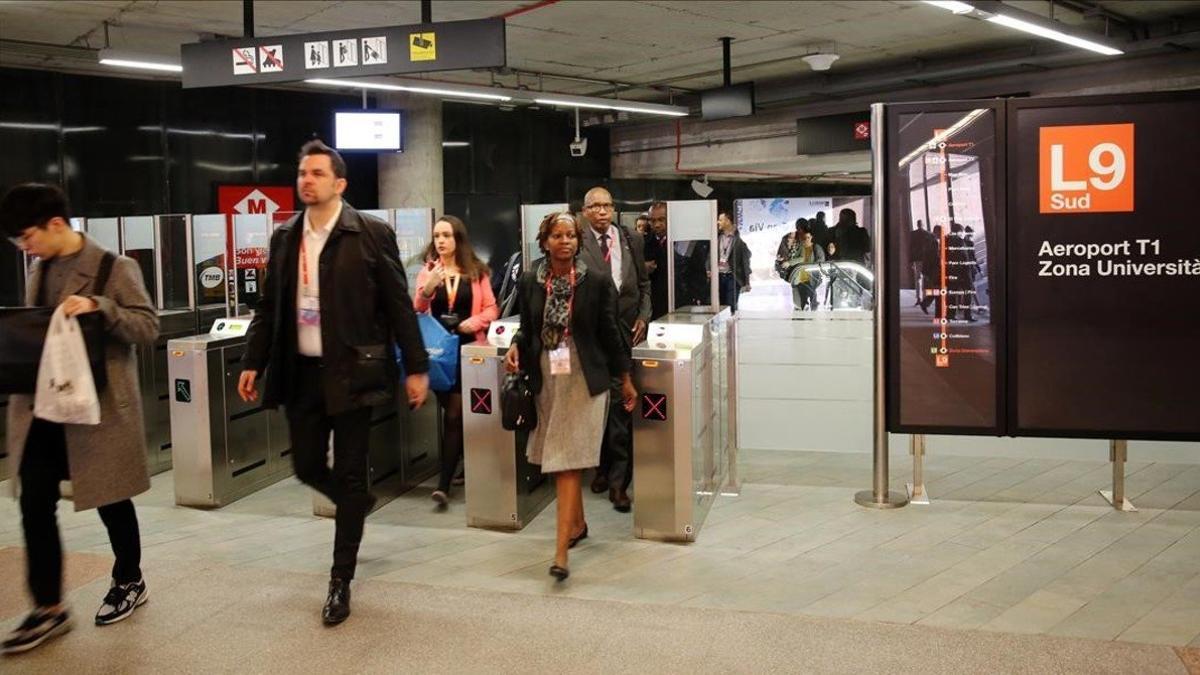 Usuarios en la estación de Europa Fira de la L-9 del metro.