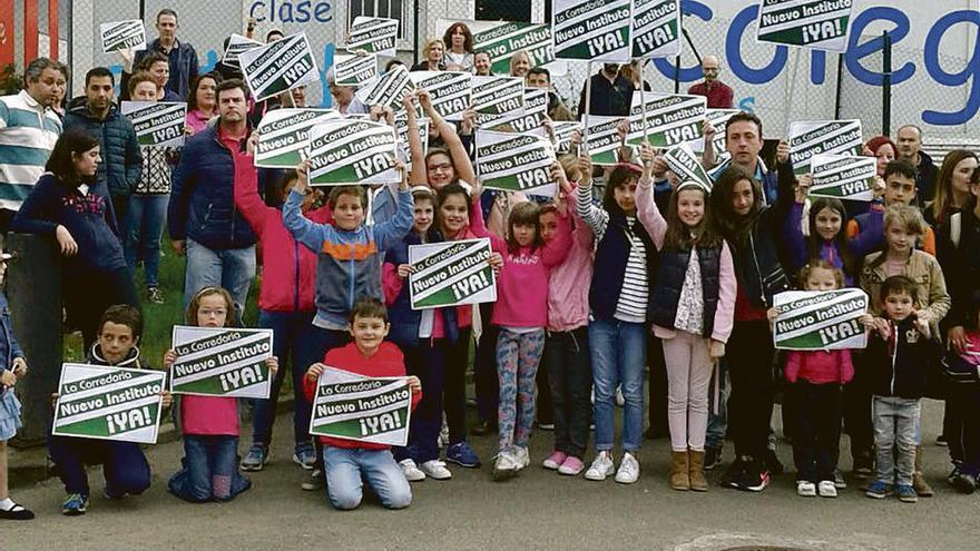 Padres y alumnos de los colegios de La Corredoria, durante la presentación de la plataforma que exige un nuevo instituto en el barrio.