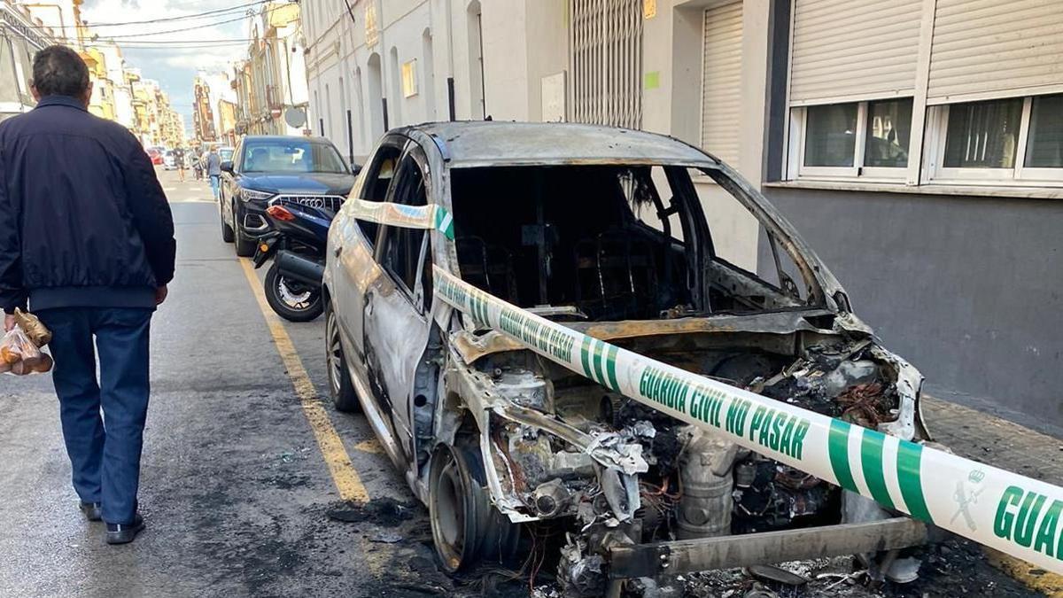 Queman un coche de la Guardia Civil a las puertas del cuartel de Almassora