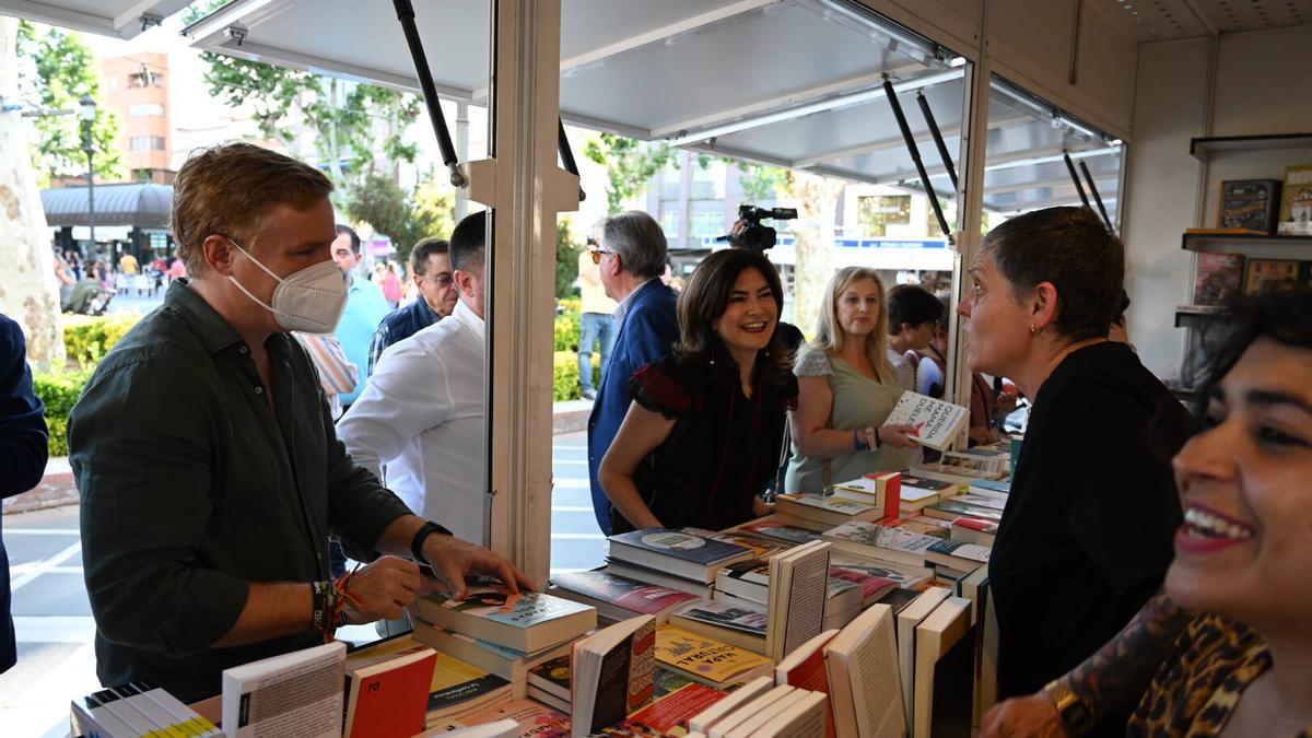 Susana Martín Gijón susana a una librera, en el paseo de San Francisco, junto al alcalde, Ignacio Gragea.