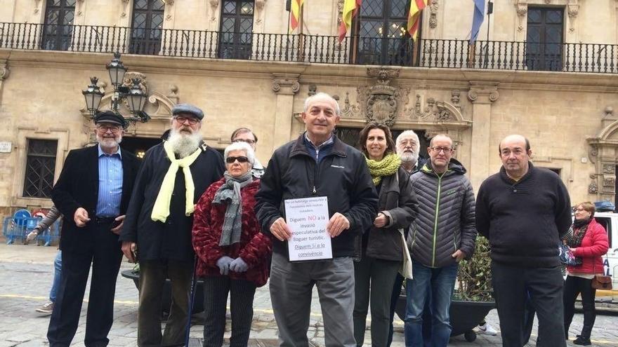 Joan Forteza sostiene el manifiesto, respaldado por representantes de las otras entidades.