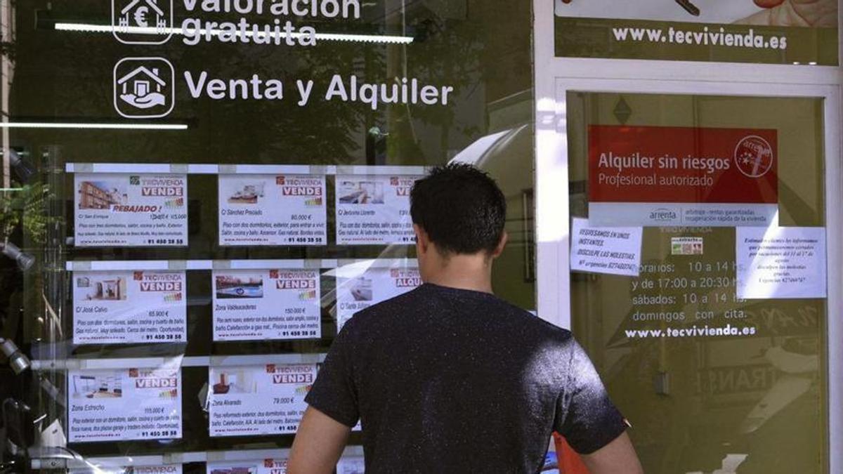 Un hombre mira anuncios de viviendas.