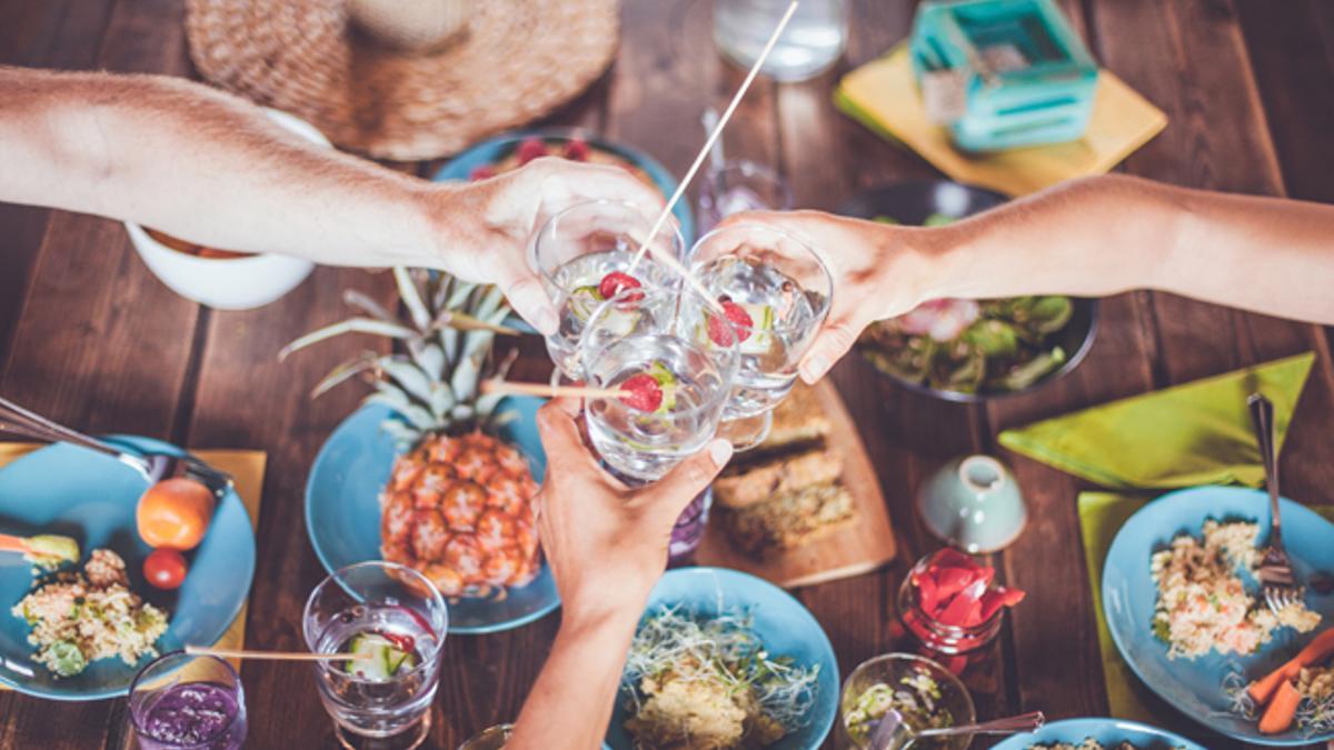 Brindis con agua con frutas